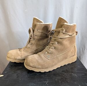 Size 10 Women's BearPaw Boots-EUC